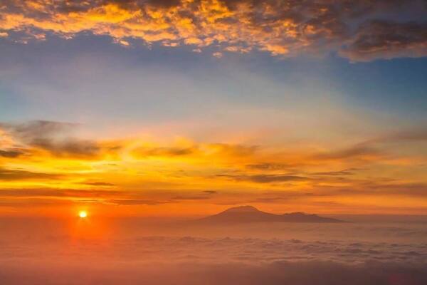 We just about managed to reach the summit ( 2,930 m) of Indonesia's most active & explosive volcano of Mt.Merapi to catch this beautiful sunrise and heavenly cloud inversion.
#AboveItAll