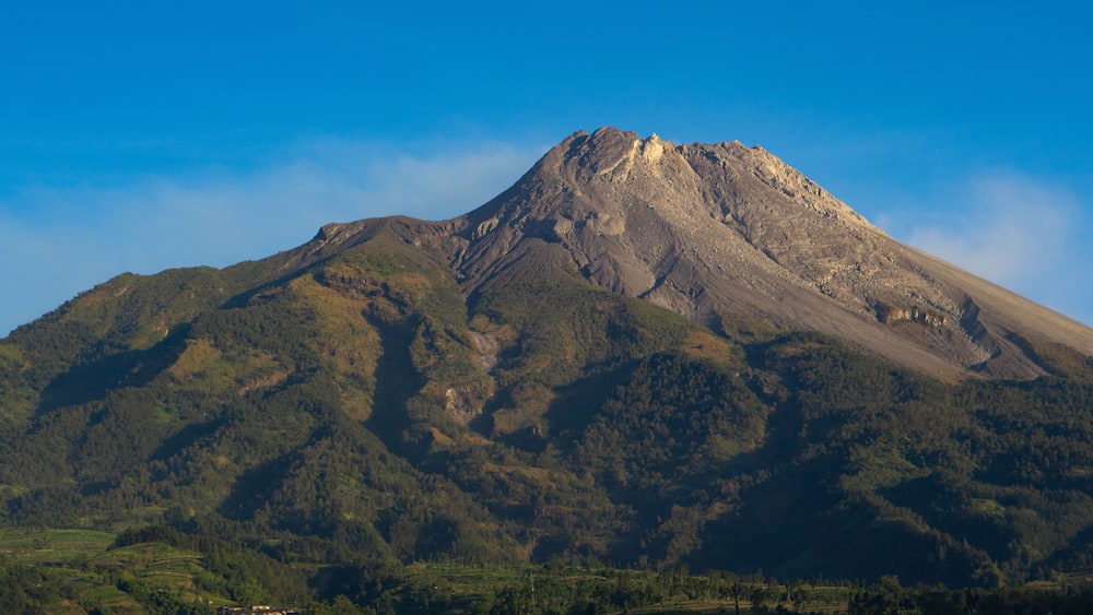 Une montagne sous un ciel dégagé.
