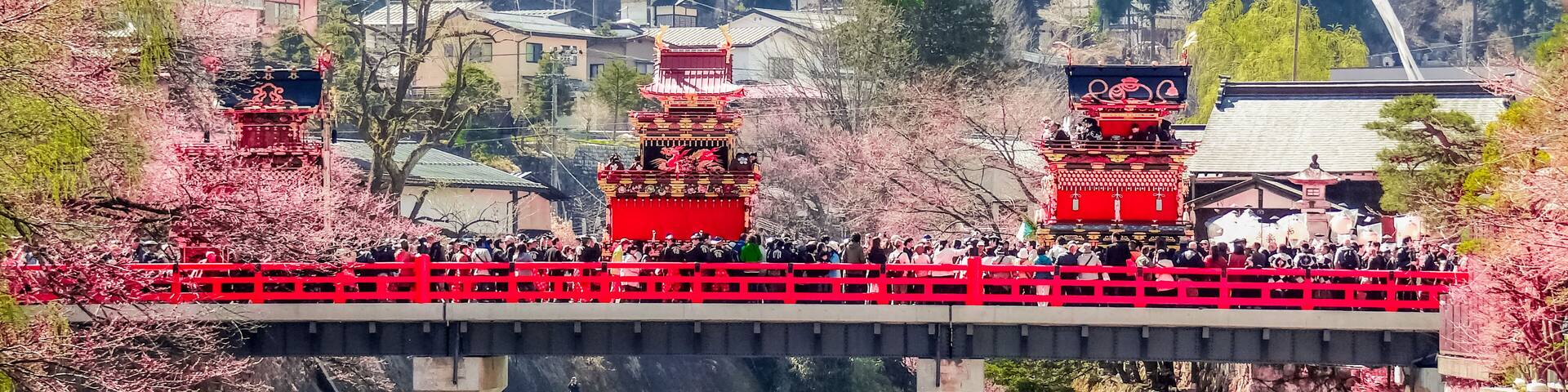 日本の祭り、飛騨高山、春の高山祭と桜