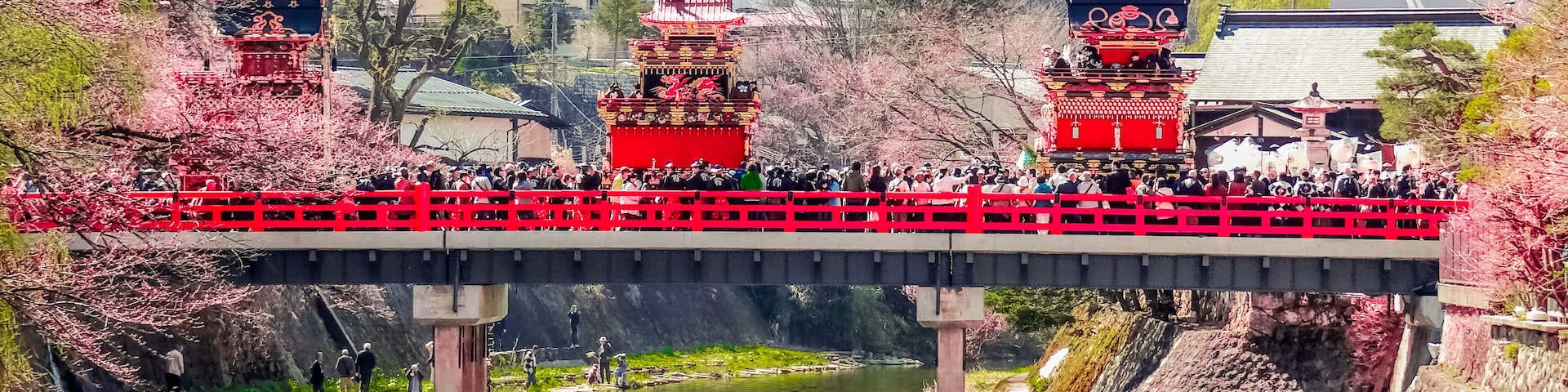 日本の祭り、飛騨高山、春の高山祭と桜