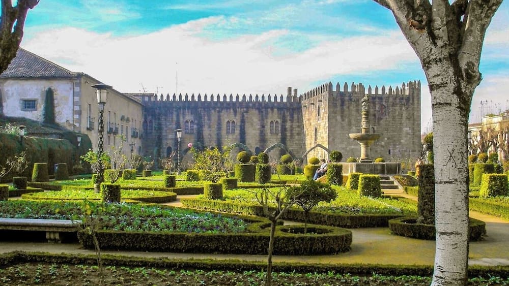 The quiet Garden of Santa Barbara in Braga, alongside the eastern wing of the historical Archbishop's Palace, still maintains the remains of the medieval arcade.
Read More here:
http://imoutoftheoffice.com/the-charming-city-of-braga/