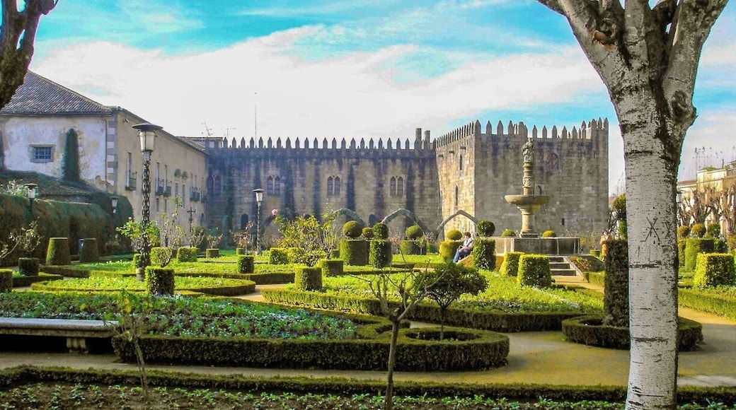 The quiet Garden of Santa Barbara in Braga, alongside the eastern wing of the historical Archbishop's Palace, still maintains the remains of the medieval arcade.
Read More here:
http://imoutoftheoffice.com/the-charming-city-of-braga/