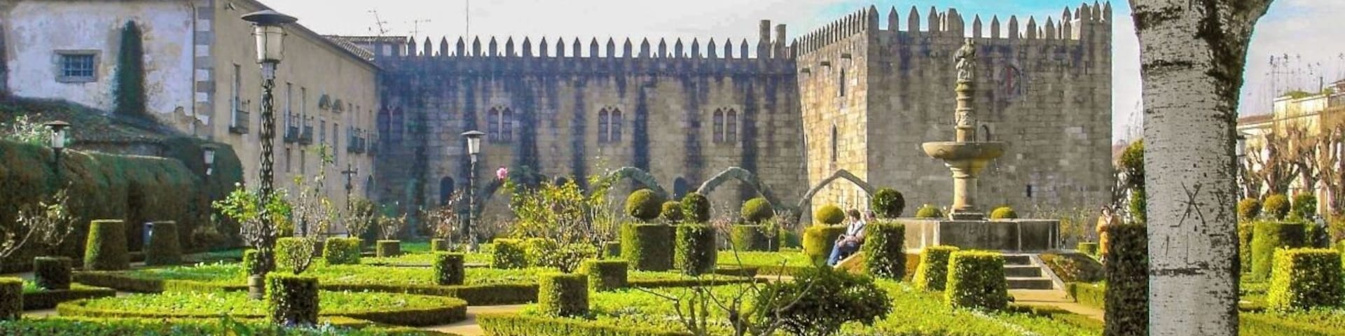 The quiet Garden of Santa Barbara in Braga, alongside the eastern wing of the historical Archbishop's Palace, still maintains the remains of the medieval arcade.
Read More here:
http://imoutoftheoffice.com/the-charming-city-of-braga/