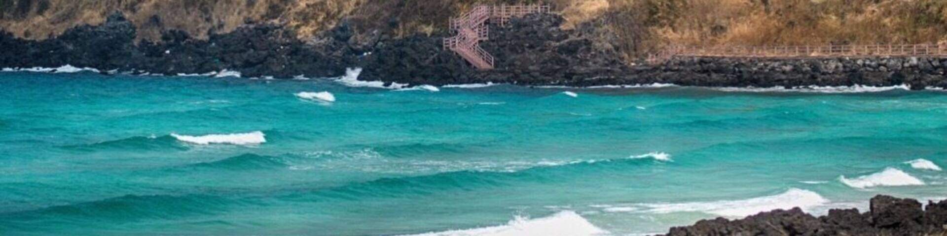 Hamdeok Beach has it all. The bluest shade of water you'll ever see, soft white sand, volcanic rocks to remind you that you're on a dormant volcano, and a beautiful oreum to get lost around in the background. 🌴 #jeju #jejuisland #제주 #제주도 #함덕해변 #beach#50shadesofblue#asia#discoverkorea #southkorea #coreedusud #spring#travelphotography #landscapes