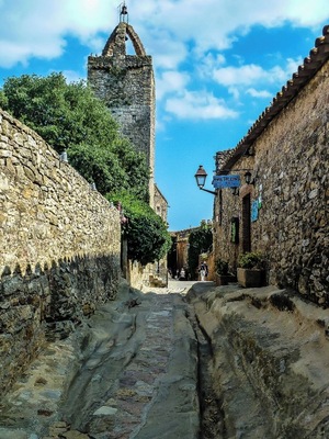 The magnificent village of Peratallada, was declared Historical-Artistic monument for being one of the cores of most important and best preserved medieval architecture in Catalonia.