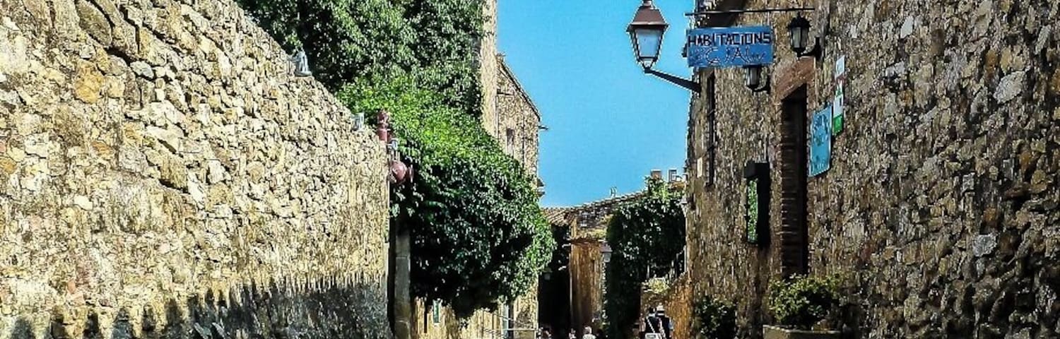 The magnificent village of Peratallada, was declared Historical-Artistic monument for being one of the cores of most important and best preserved medieval architecture in Catalonia.