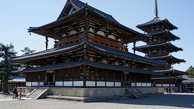Un templo japonés tradicional con varios tejados al estilo pagoda y un edificio central imponente.