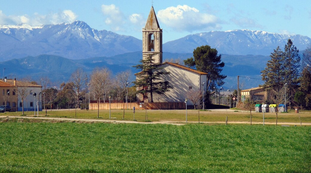 Campllong i Montseny al fons. Església de Sants Quirze i Julita.