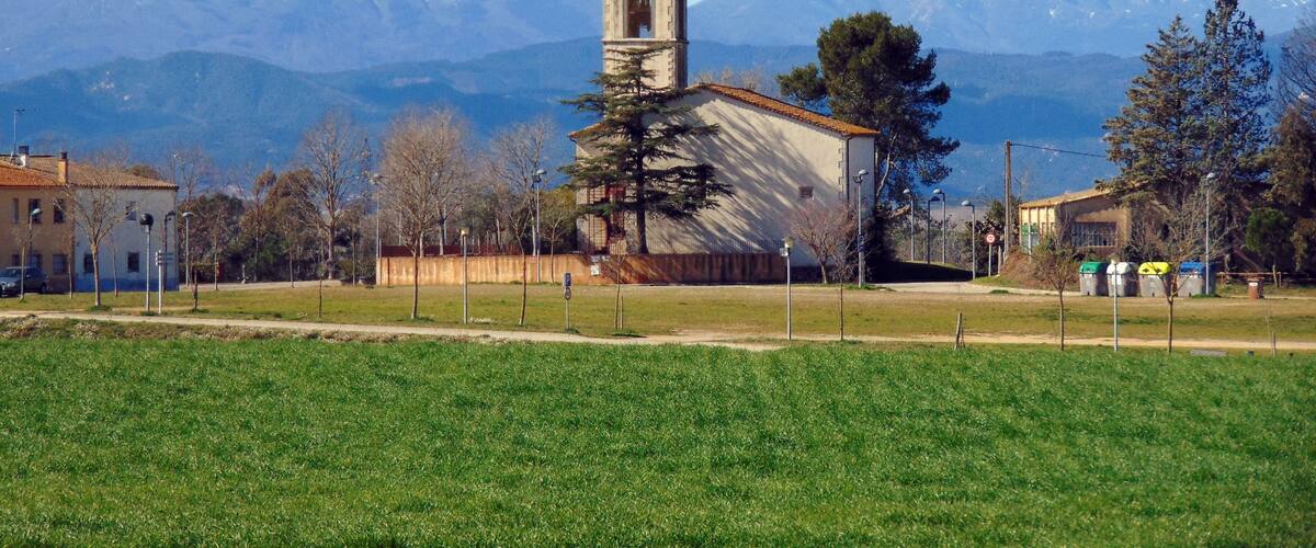 Campllong i Montseny al fons. Església de Sants Quirze i Julita.