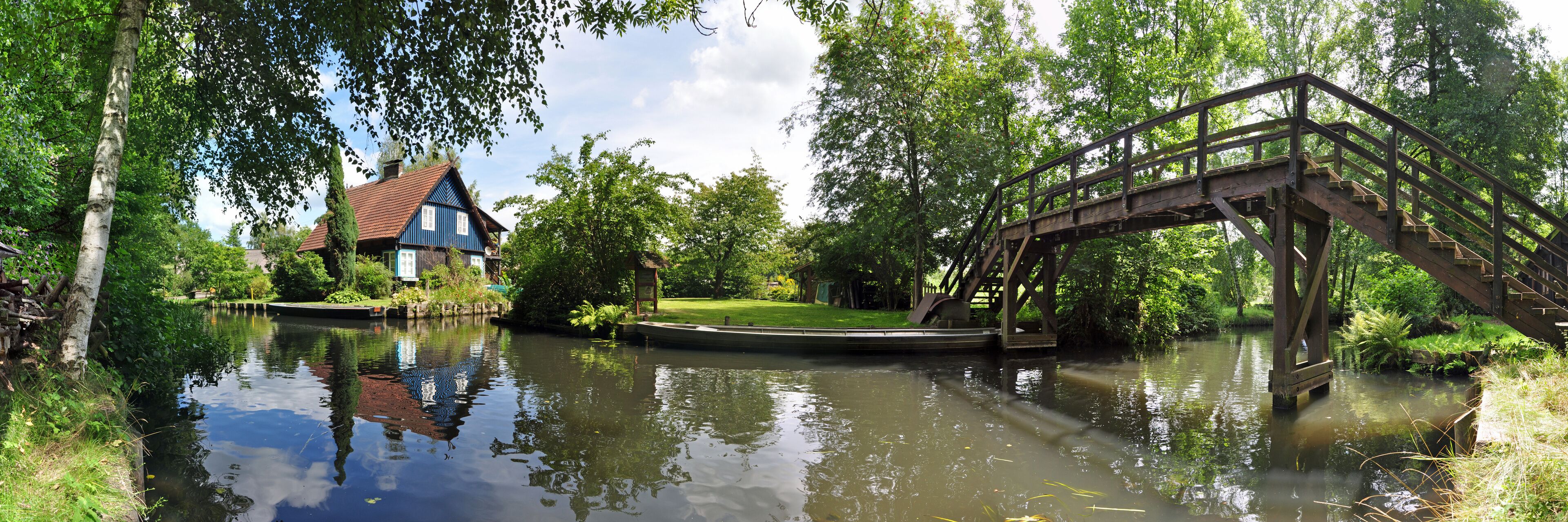 Haus spiegelt sich im Spreewald