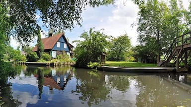 Haus spiegelt sich im Spreewald