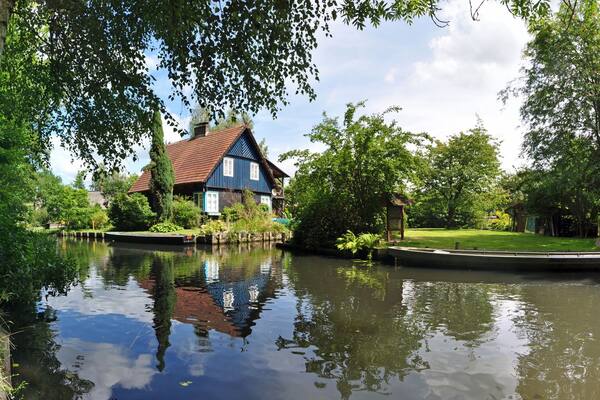 Haus spiegelt sich im Spreewald
