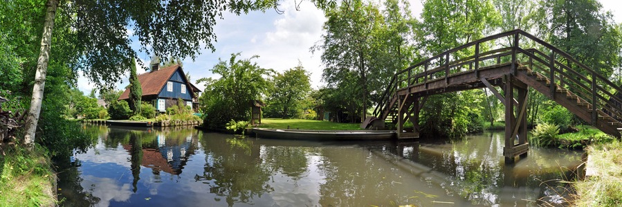 Haus spiegelt sich im Spreewald