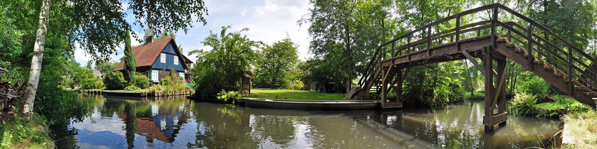 Haus spiegelt sich im Spreewald