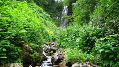 北海道遠軽町にある行雲の滝。平山と比麻良山の山並み東麓にある。