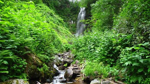 北海道遠軽町にある行雲の滝。平山と比麻良山の山並み東麓にある。