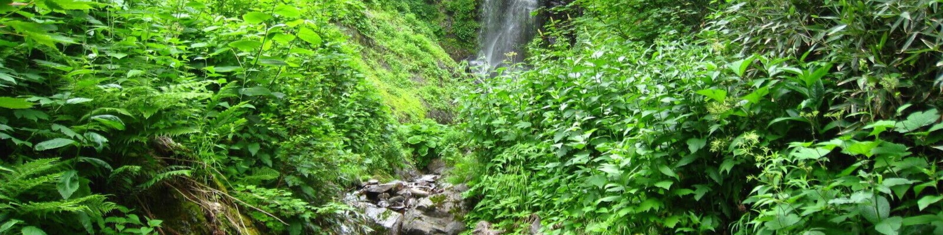 北海道遠軽町にある行雲の滝。平山と比麻良山の山並み東麓にある。