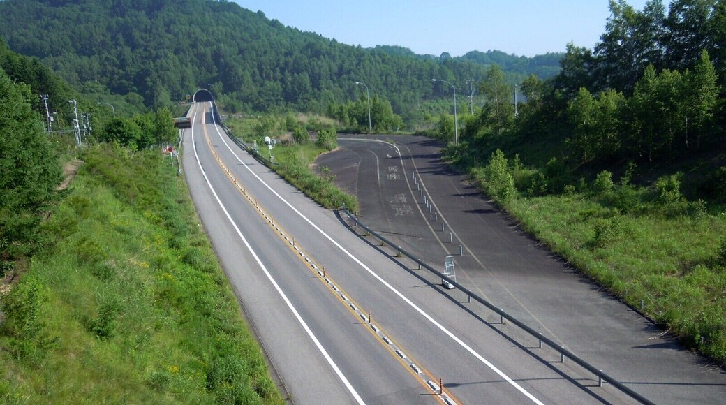 北海道虻田郡豊浦町にある道央自動車道虻田洞爺湖仮出入口の跡地を函館側から。
