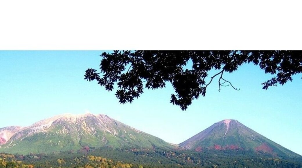 オンネトーより雌阿寒岳と阿寒富士