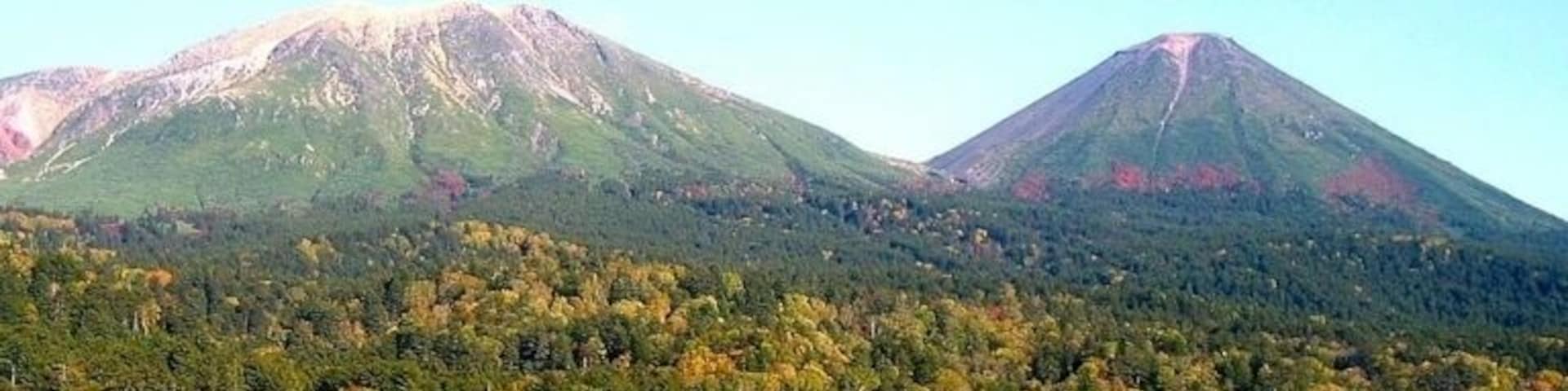 オンネトーより雌阿寒岳と阿寒富士