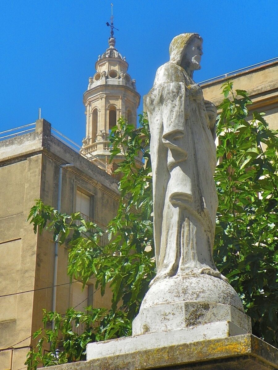 Estàtua i campanar al fons a Alforja