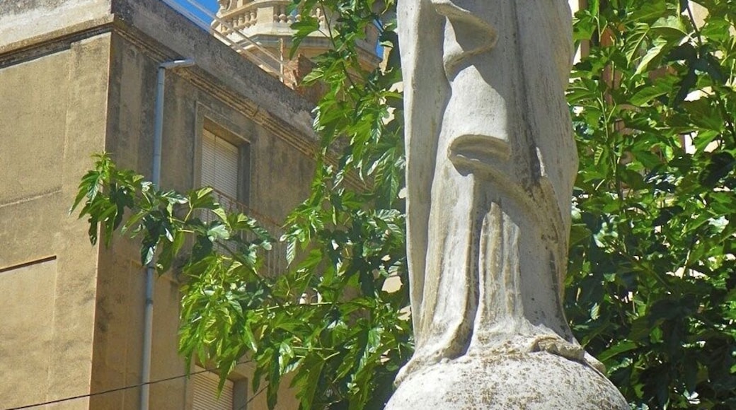 Estàtua i campanar al fons a Alforja