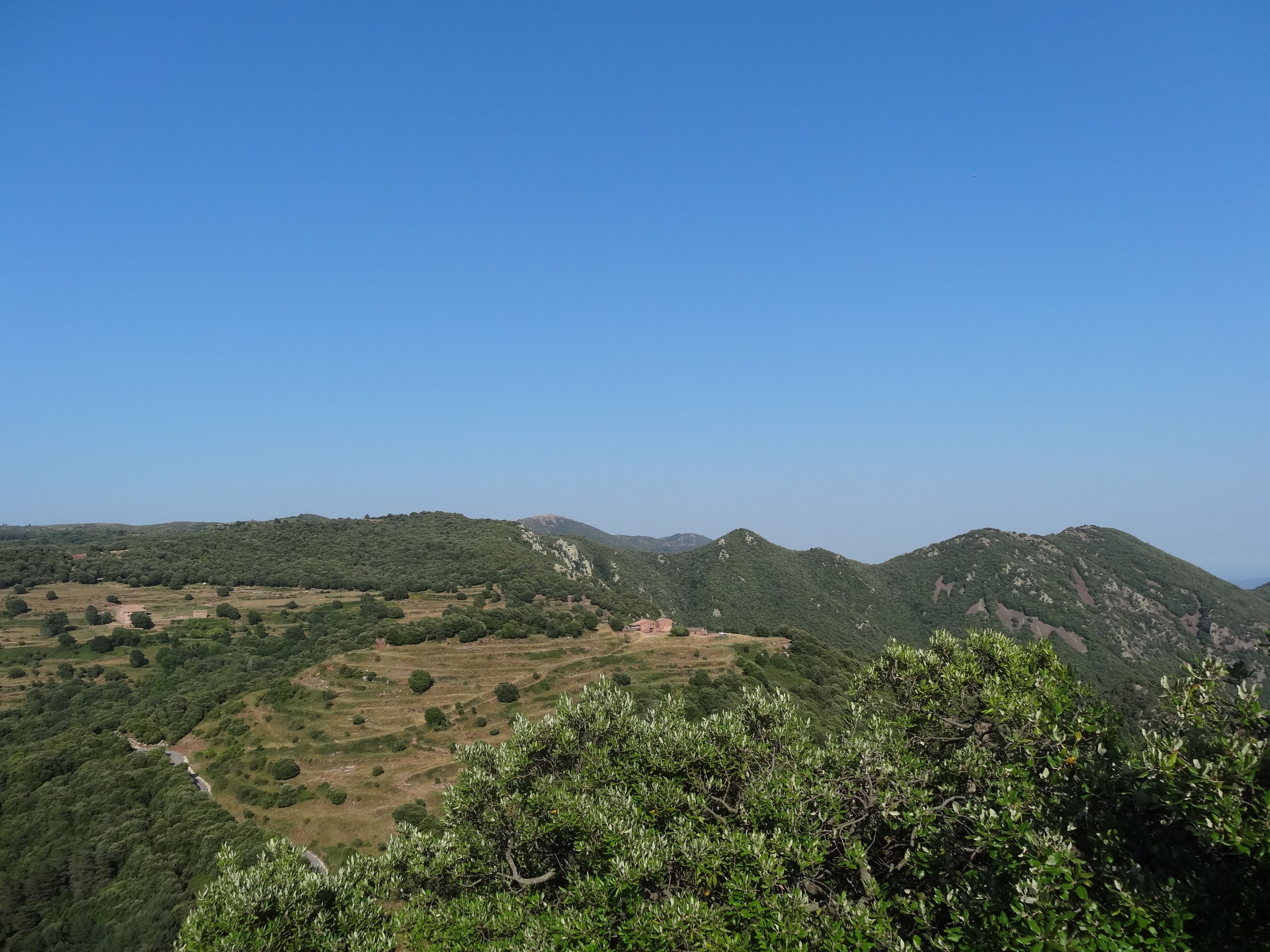 Cim del Sui al fons des de Santa Maria de Tagamanent (juliol 2012)