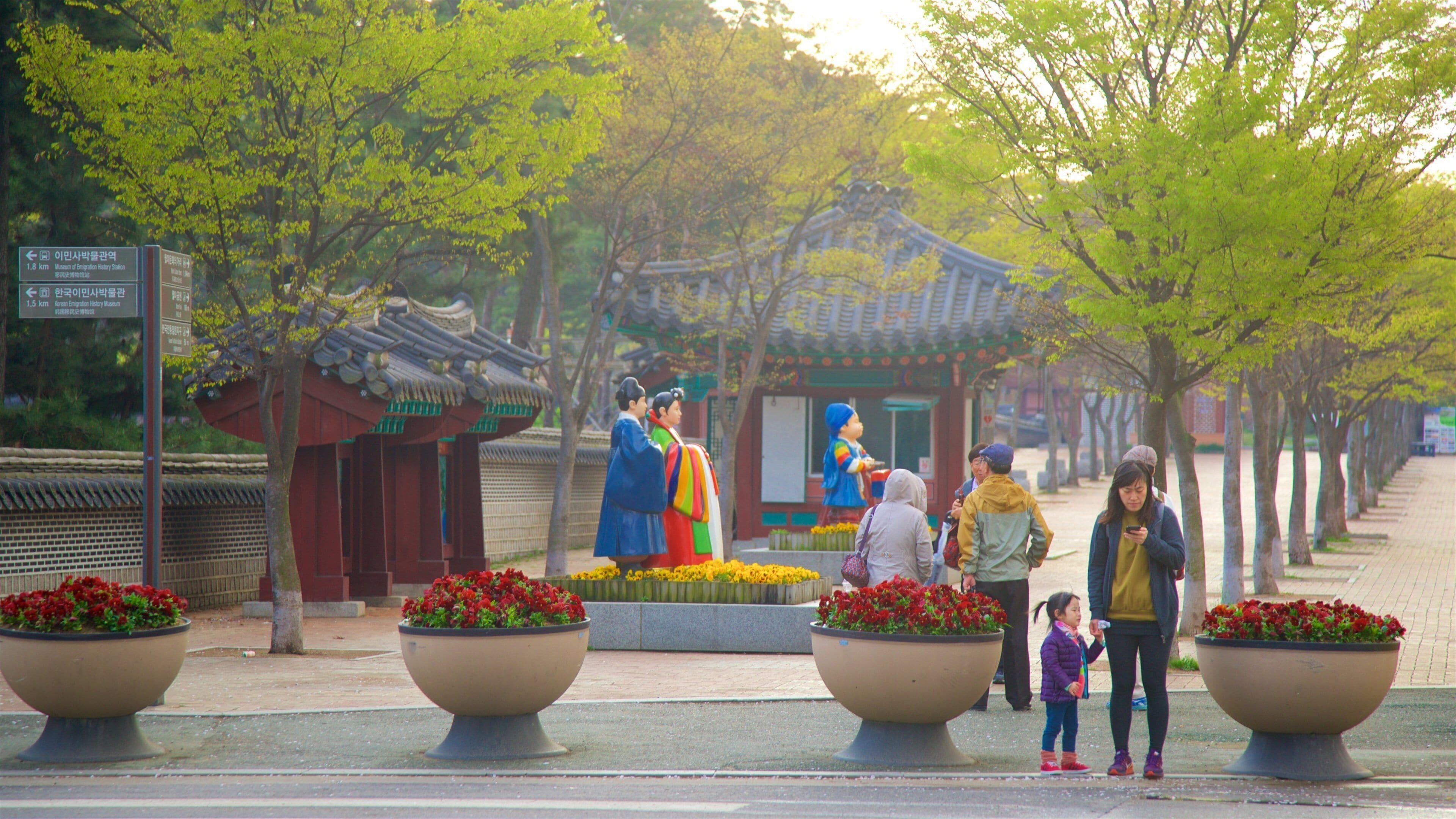 Isla Wolmido que incluye flores y un parque y también una familia