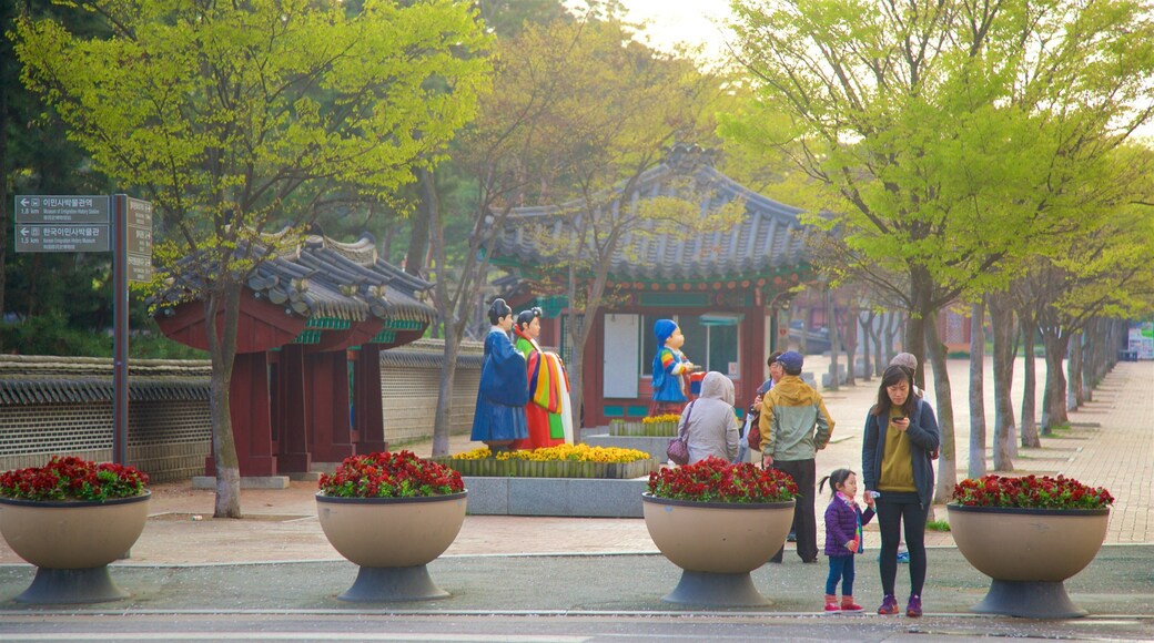 Isla Wolmido que incluye flores y un parque y también una familia