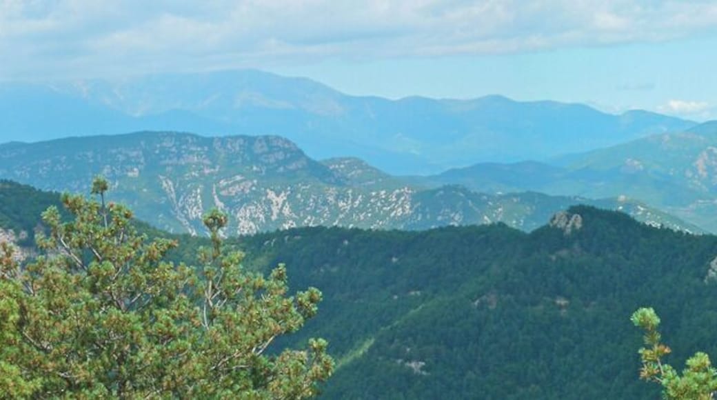 Panorama des del santuari del Mont mirant al nord; a l'esquerra entre els núvols el Canigó, a la dreta el Mediterrani