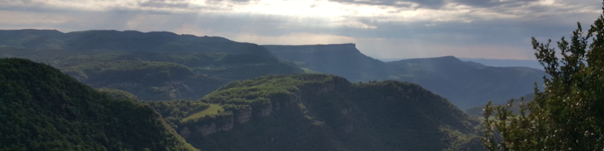 Vista de la Gullola i el pantà de Susqueda desde el camí de Rupit a Tavertet.