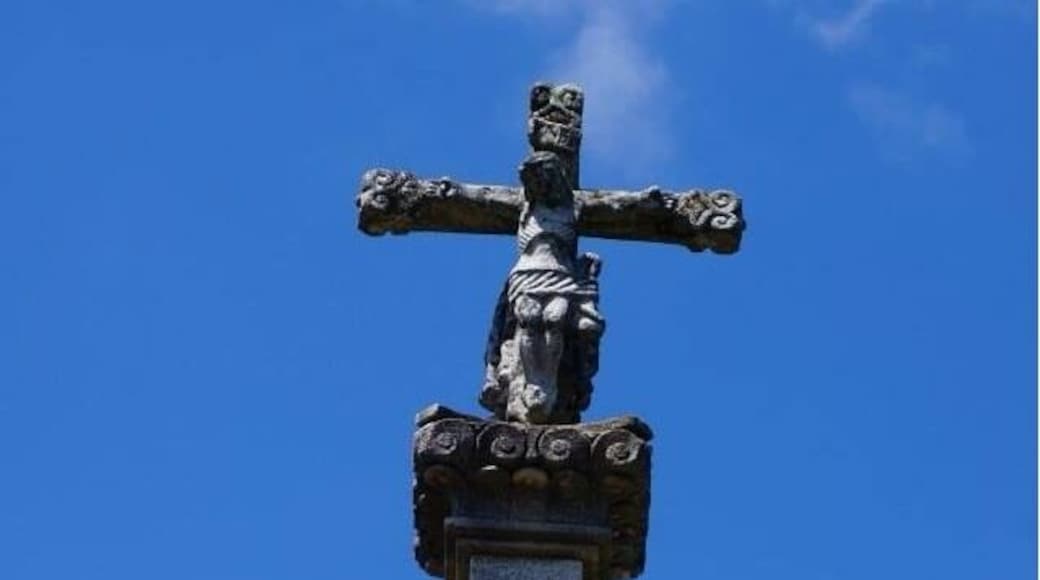 Cruceiros are everywhere in Galicia, stone crosses on a high stone pole having various significations. Typically with Jesus on one side and Mary on the other but this varies. Some will date back to the 14th century, some are as recent as from the late 19th or early 20th. Typically posted at intersections locals will tell you they keep away bad spirits and help you make the right choices in life. But you will also find them on many squares and there are probably many other social, religious dimensions to them. With the frequent rains in the region most of them look older than they probably are as the stobe has withered away but they still are remarkable little things.