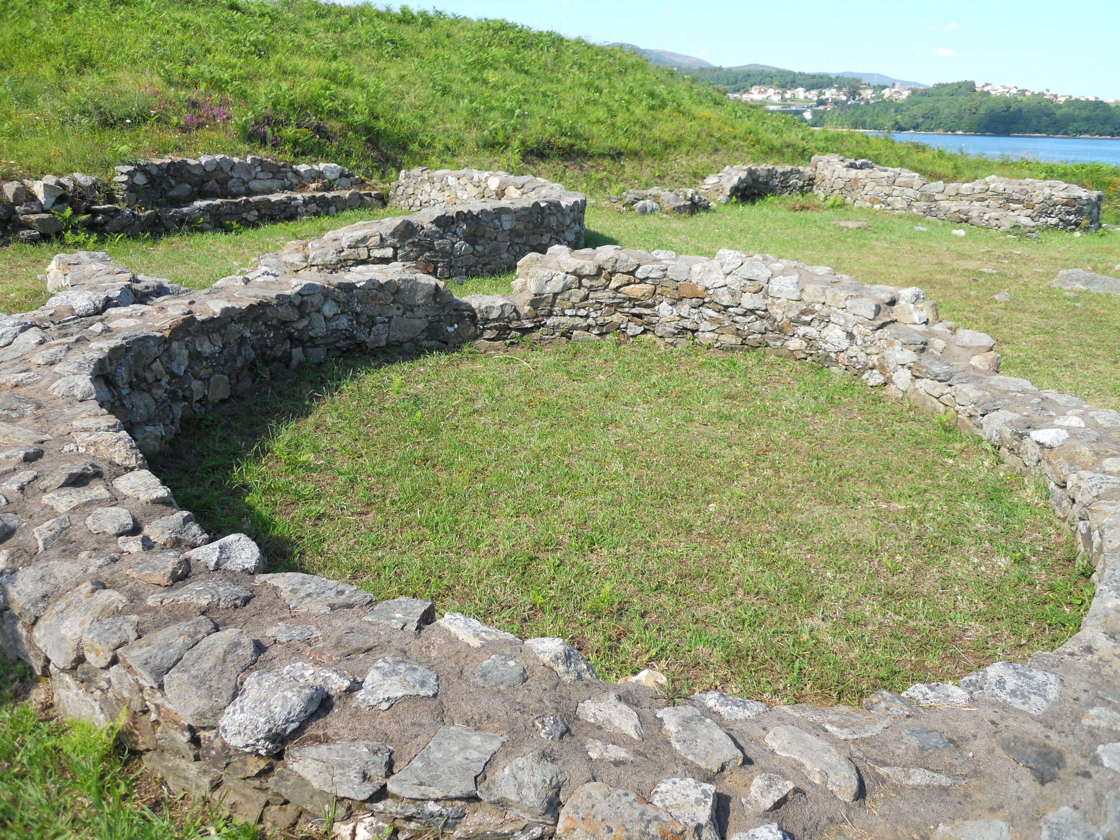 Castro pequeno. Esta foto participó en el juego En otro lugar de Flickr.