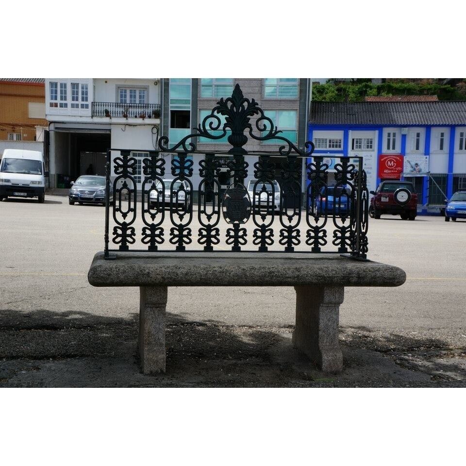 Small harbour with colourful houses and a touch of "real Galicia".