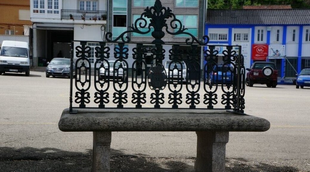 Small harbour with colourful houses and a touch of "real Galicia".