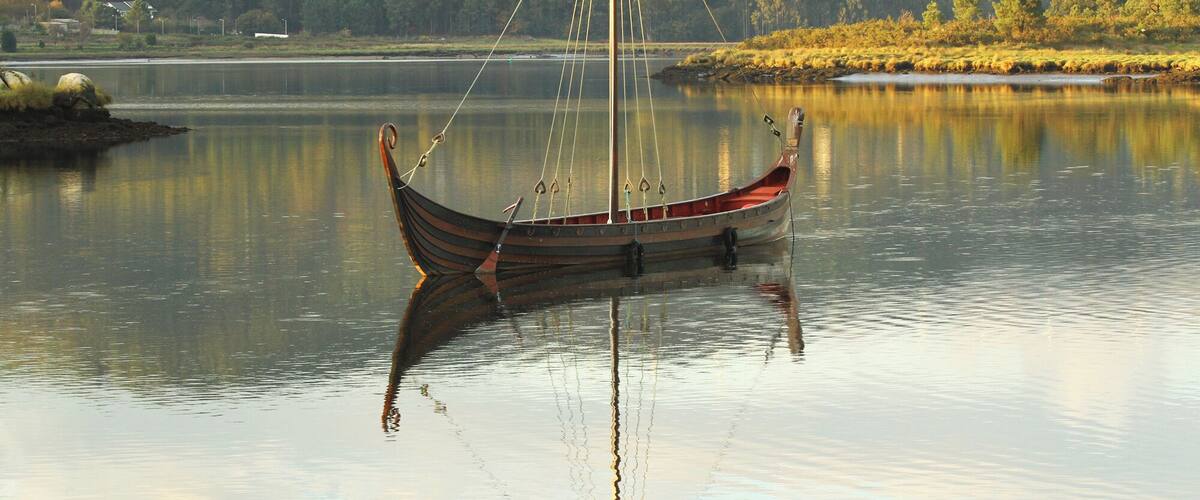 Réplica de un barco normando, utilizado en la romería vikinga que se hace todos los años en las Torres del Oeste en Catoira para conmemorar los ataques normandos a la antigua fortaleza medieval. Norman ship Replica of a Norman ship used in the Viking procession that is made every year in the Western Towers in Catoira to commemorate the Norman attacks to the mediaeval fortress.