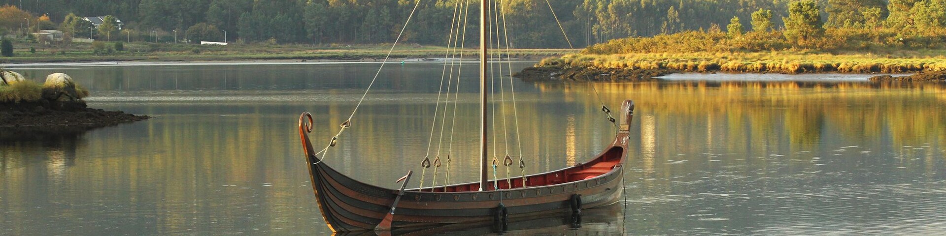 Réplica de un barco normando, utilizado en la romería vikinga que se hace todos los años en las Torres del Oeste en Catoira para conmemorar los ataques normandos a la antigua fortaleza medieval. Norman ship Replica of a Norman ship used in the Viking procession that is made every year in the Western Towers in Catoira to commemorate the Norman attacks to the mediaeval fortress.