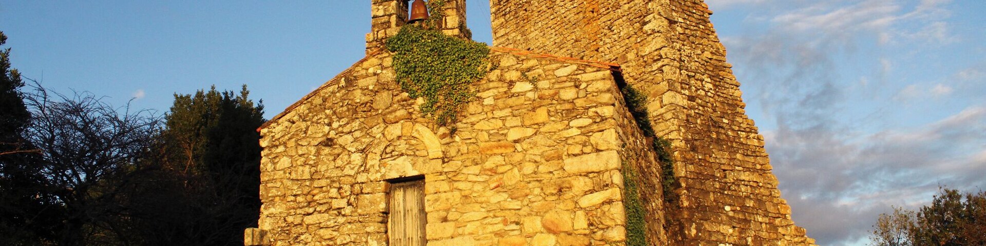 Construidas en el siglo IX, las Torres del Oeste de Catoira formaban parte de un castillo conocido como Castellum Honesti, que servía para defender la desembocadura del Río Ulla de los ataques de los piratas normandos. Towers of Catoira Built in the ninth century, the Western Towers of Catoira were part of a castle known as Castellum Honesti, which served to defend the mouth of the Ulla River from the attacks of Norman pirates.