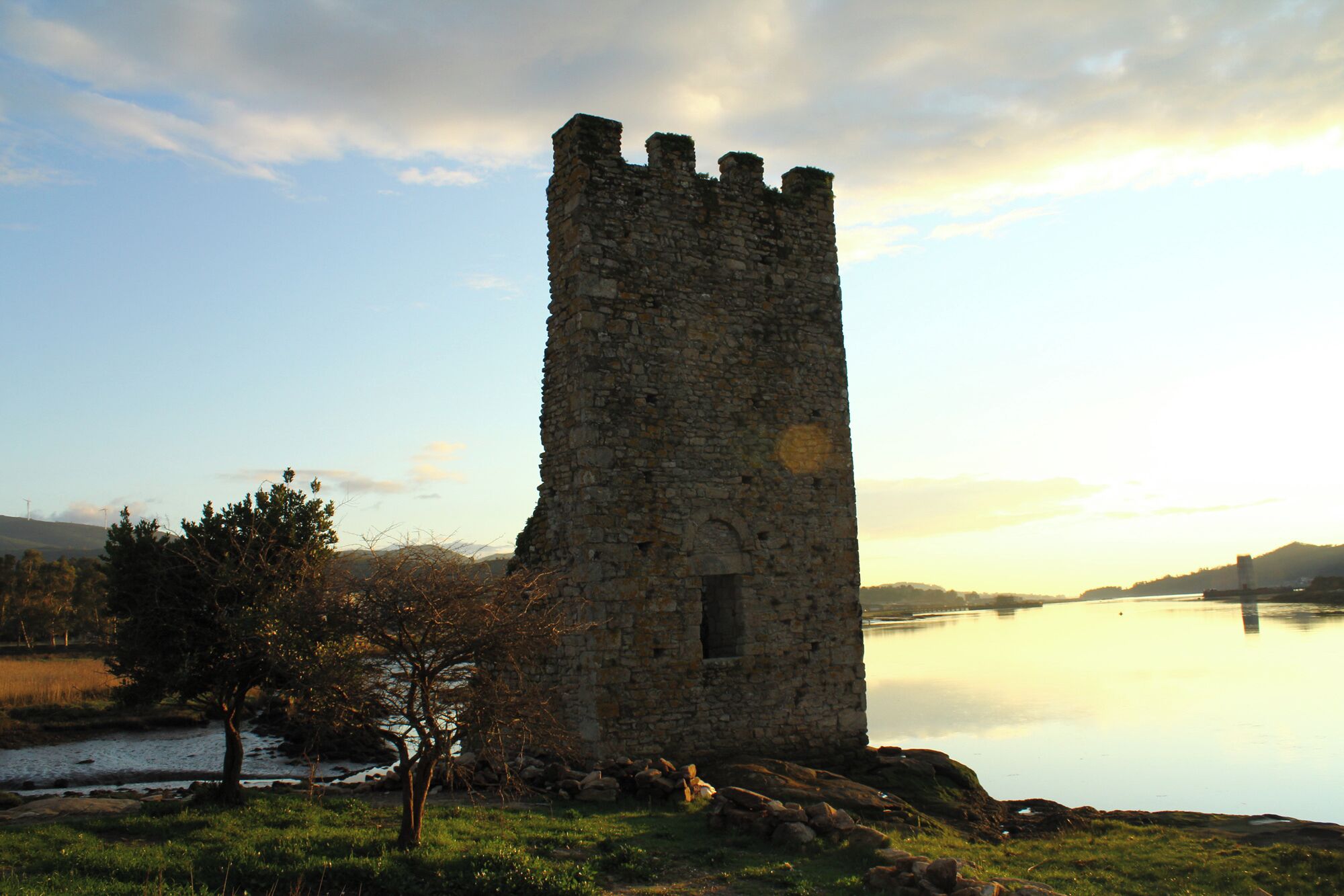 Construidas en el siglo IX, las Torres del Oeste de Catoira formaban parte de un castillo conocido como Castellum Honesti, que servía para defender la desembocadura del Río Ulla de los ataques de los piratas normandos. Towers of Catoira Built in the ninth century, the Western Towers of Catoira were part of a castle known as Castellum Honesti, which served to defend the mouth of the Ulla River from the attacks of Norman pirates.