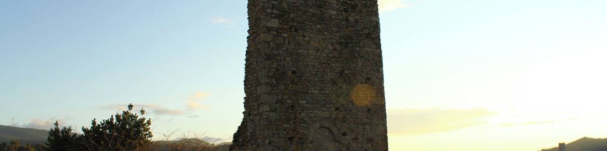 Construidas en el siglo IX, las Torres del Oeste de Catoira formaban parte de un castillo conocido como Castellum Honesti, que servía para defender la desembocadura del Río Ulla de los ataques de los piratas normandos. Towers of Catoira Built in the ninth century, the Western Towers of Catoira were part of a castle known as Castellum Honesti, which served to defend the mouth of the Ulla River from the attacks of Norman pirates.