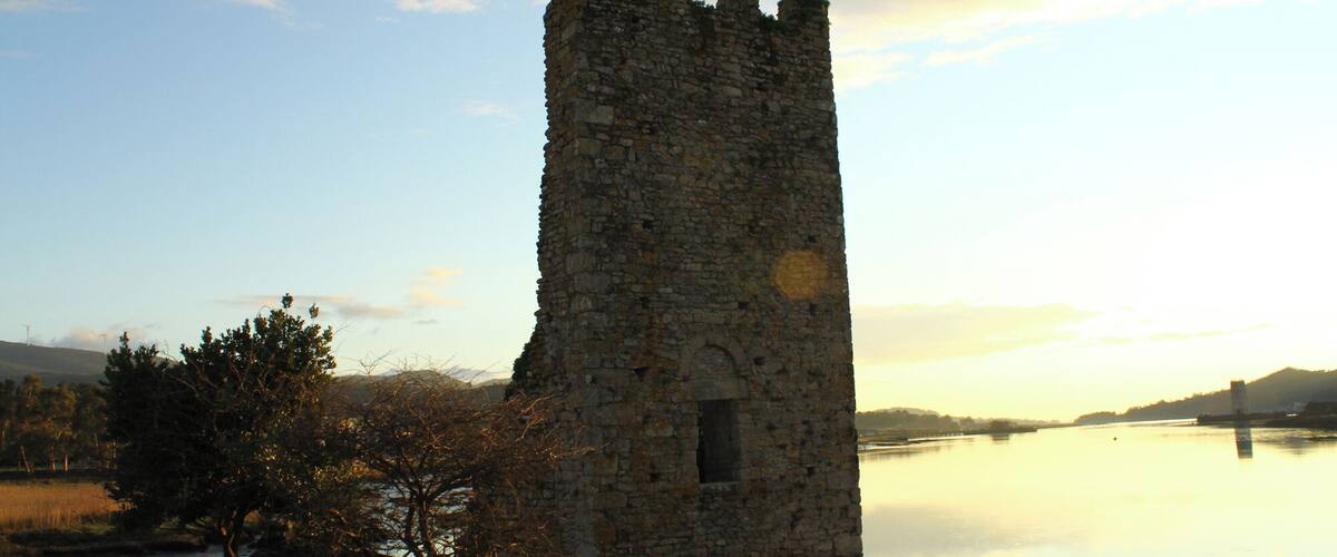 Construidas en el siglo IX, las Torres del Oeste de Catoira formaban parte de un castillo conocido como Castellum Honesti, que servía para defender la desembocadura del Río Ulla de los ataques de los piratas normandos. Towers of Catoira Built in the ninth century, the Western Towers of Catoira were part of a castle known as Castellum Honesti, which served to defend the mouth of the Ulla River from the attacks of Norman pirates.