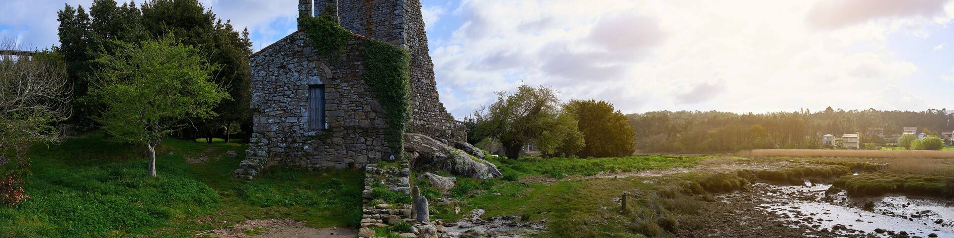 Paisaje de las ruinas de las Torres de Oeste en Galicia
