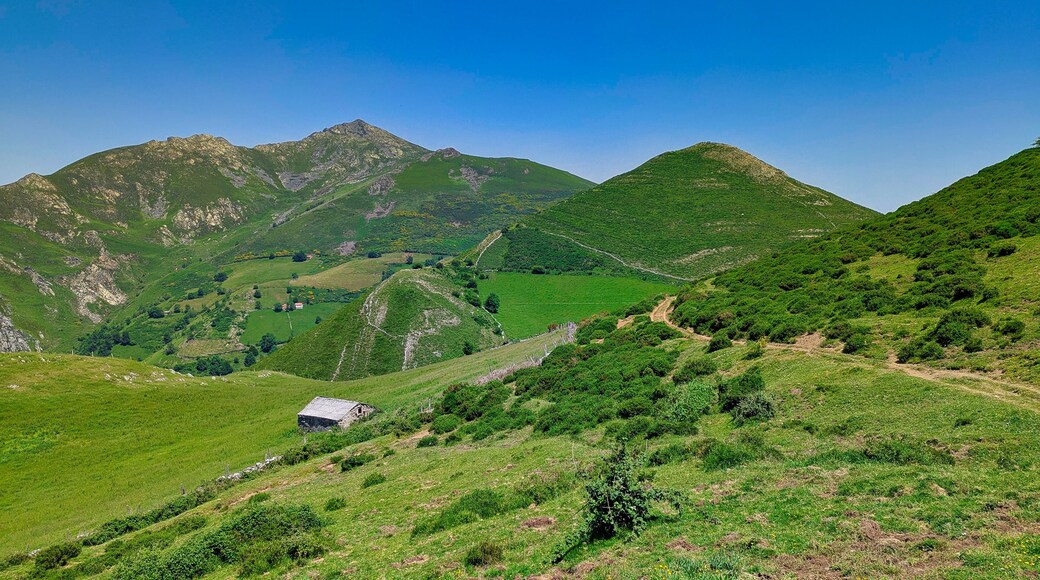 Shepherd's hut and Peña Manteca peak, 1522 meters, seen from La Bedul village, Belmonte de Miranda, Asturias, Spain