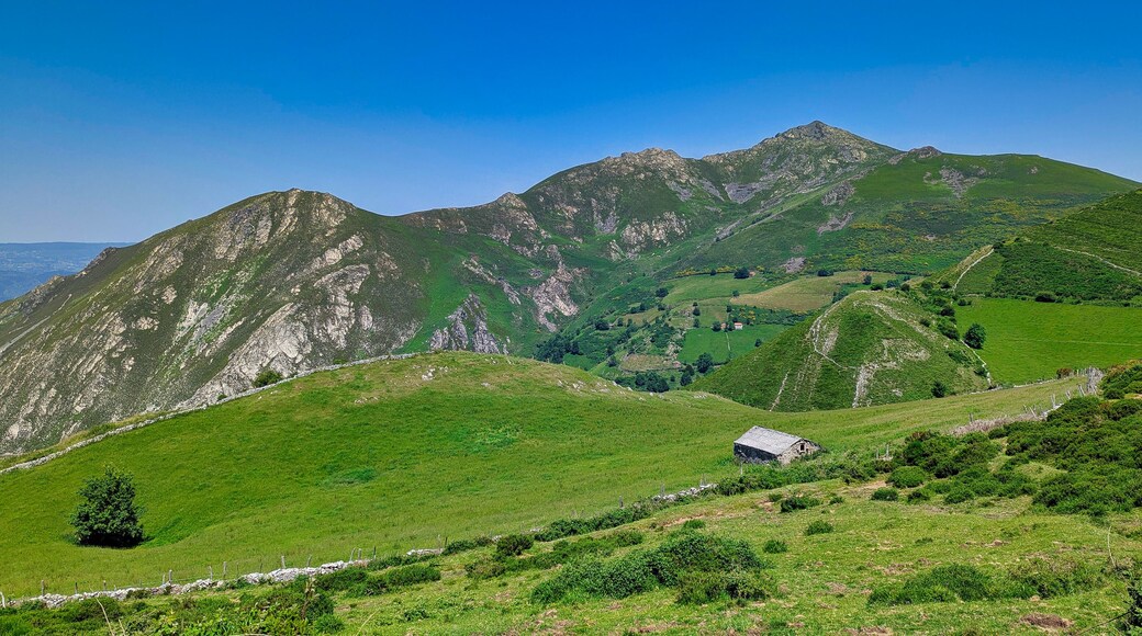 Shepherd's hut and Peña Manteca peak, 1522 meters, seen from La Bedul village, Belmonte de Miranda, Asturias, Spain