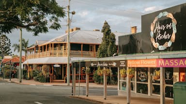 Woodford showing a small town or village