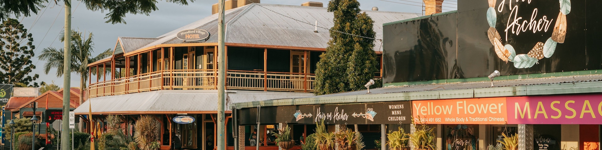 Woodford showing a small town or village