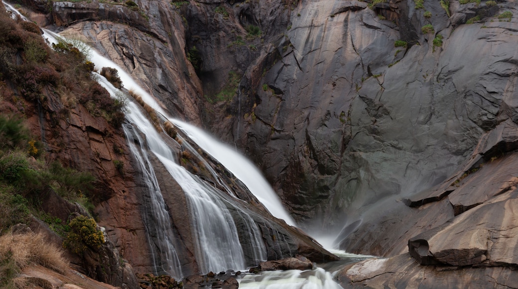 Une cascade d’eau se précipitant le long d’une falaise rocheuse.