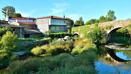 Puente medieval sobre el río Furelos en Melide, Galicia