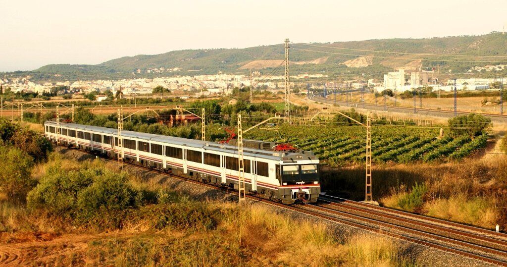 Aquell matí les primeres 470 que van aparèixer van ser aquest parell en direcció Barcelona. Les dues amb decoració de "Interurbanos". Esa mañana las primeras 470 que aparecieron fueron este par en dirección Barcelona. Las dos con decoración de Interurbanos.