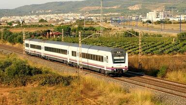 Per l'hora de pas, aquest devia ser el Regional Express de Lleida, casualitat que va ser el que està repintat amb la nova decoració de "interurbanos". Por la hora de paso, este debía ser el Regional Express de Lleida, casualidad que fué el que está repintado con la nueva decoración de interurbanos.
